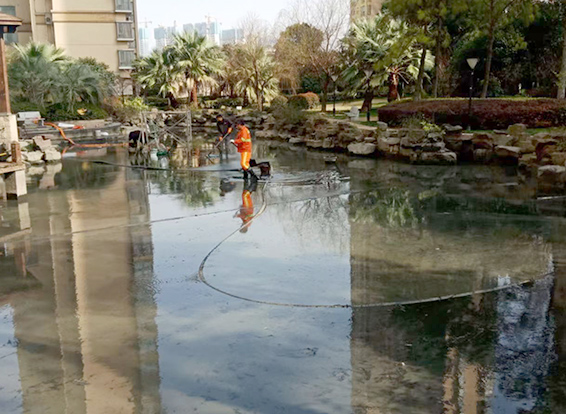 双塔景观池淤泥清理