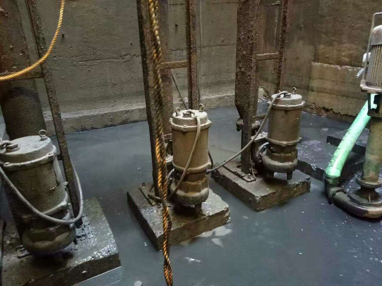 双塔污水池清理