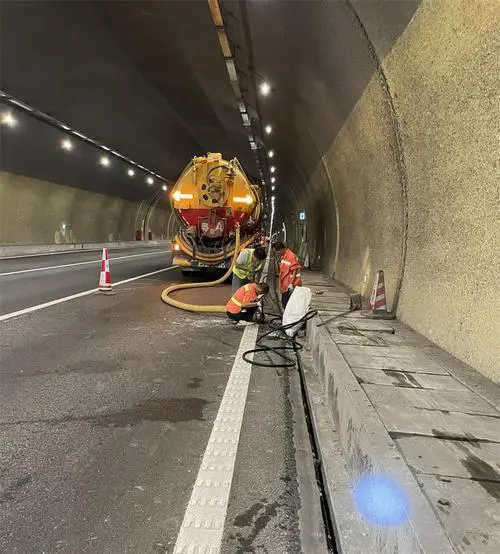 双塔隧道排水渠清淤